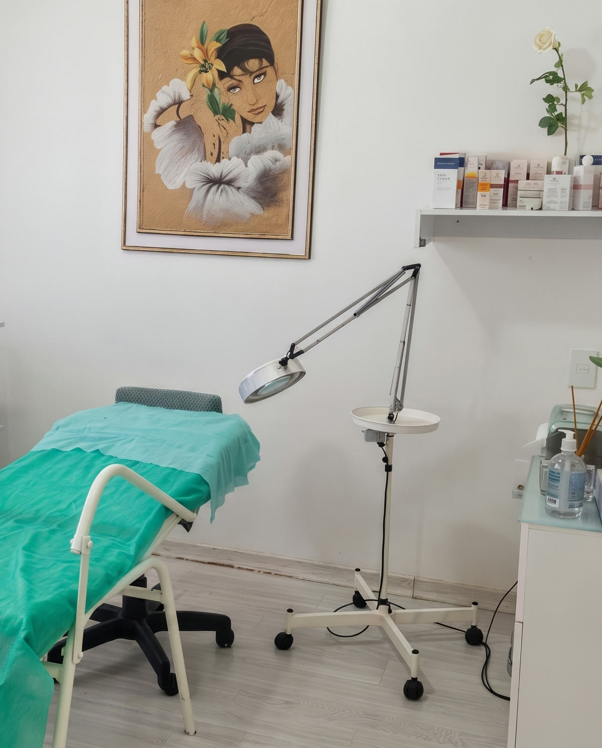 Sala de atendimento da Estética Cléia Rezende, com maca e lupa de avaliação